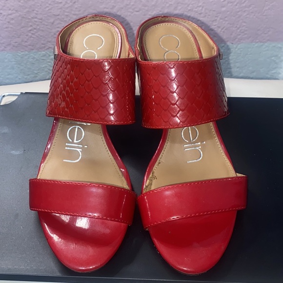 Calvin Klein red short heels side 4 - Picture 2 of 3